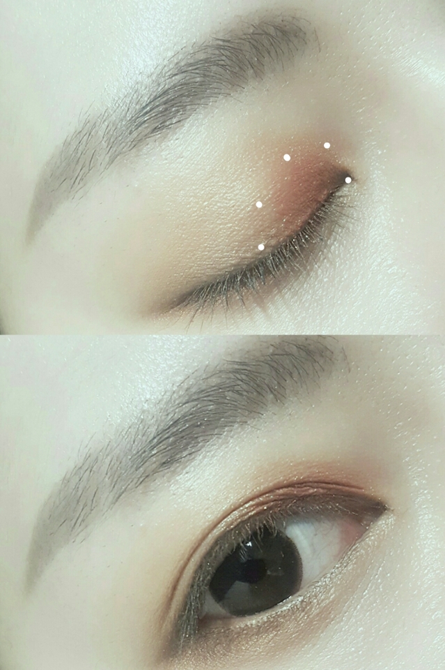 카키펄이 가미된 붉은 펄섀도우를 눈앞머리에 발라줍니다 (에뛰드하우스 빛좋은 오로라살구)