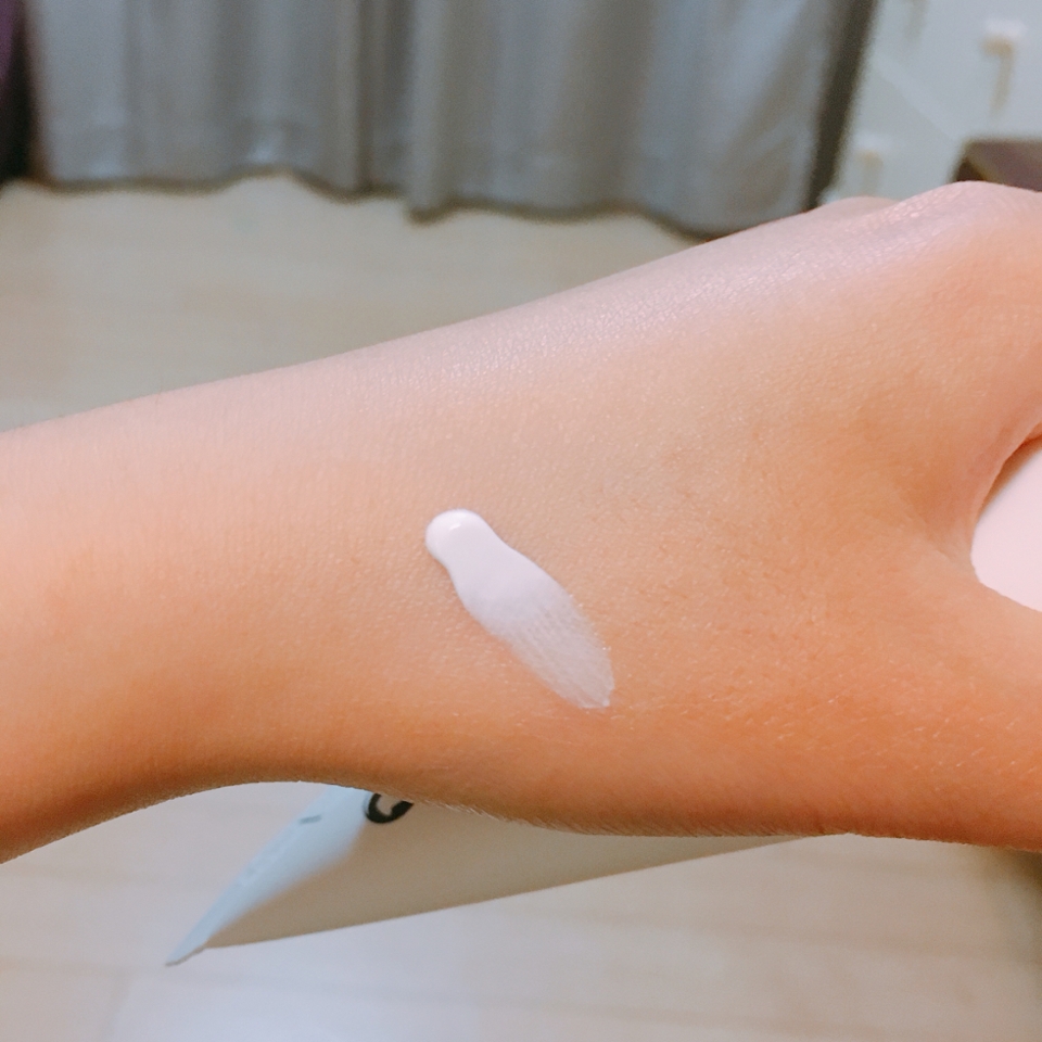 크림은 이런 하얀색 색깔이고 제형은 꾸덕한 느낌이 들어요 ~~ 유분이 좀 많아보이기도해요 