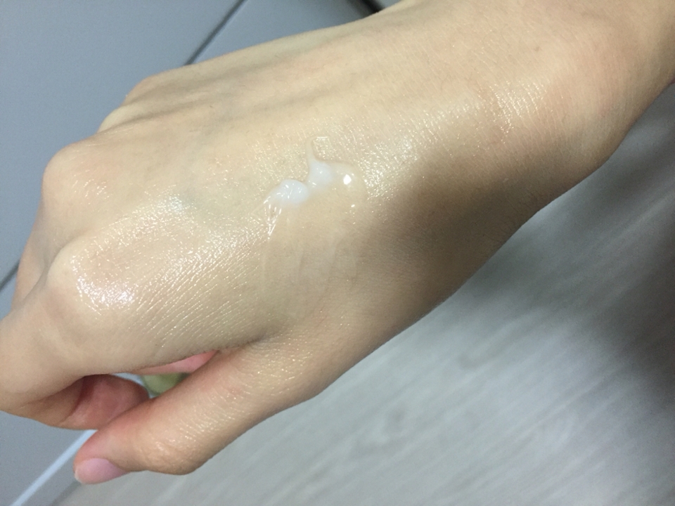 손등에 테스터를 한 모습입니다~