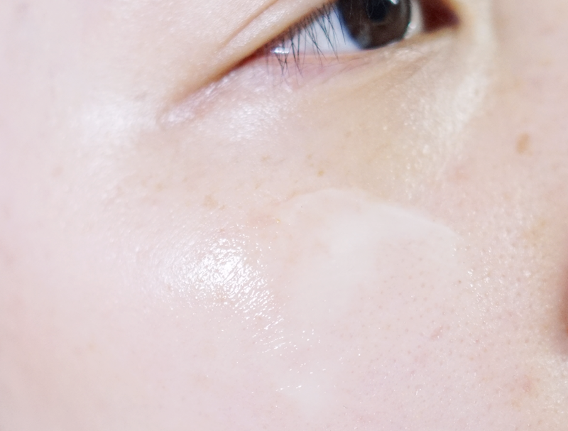 피부에 콕 찍어서 스패츌러로 샥샥 펴줬어요 뭔가 광채랑 보습감이 남다르지 않나여 ㅎㅎ
저 매근매끈한 볼따구 광채 ㅠㅠ 아 이런거 바를때 희열있음 ㅋㅋㅋ 버터같이 샤르륵 녹는데 피부를 샥 감싸줘서 ㅋㅋ 