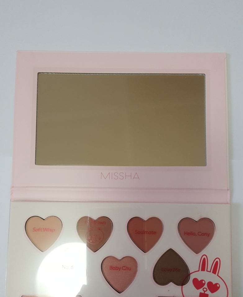 거울이 커서 따로 거울 안들고 다녀도 되용
매트타입,쉬머타입,글리터타입이 모두 있어서 이제품으로만 화장을 끝낼수있어서 간편해요!