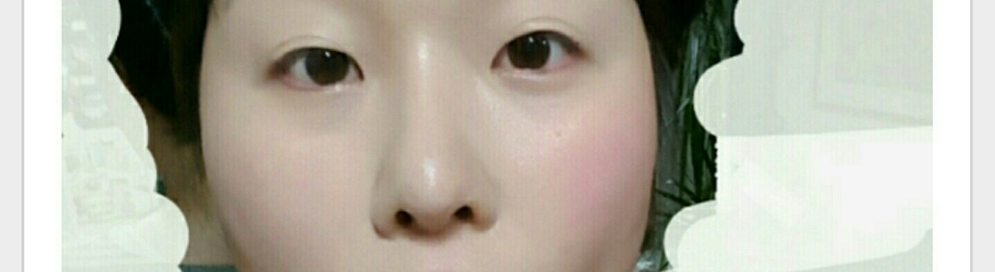 왼쪽은 안한 쪽 오른쪽은 한 쪽인데요
확실히 혈색있고 얼굴 외곽이 또렷해지죠

원래 눈코입을 지우려고 했는데 
그렇게 하니까 전혀 사용 후 차이가 눈에 안들어오더라고요

여러분을위해..
생김새는 빼고 봐주세요 ㅎ