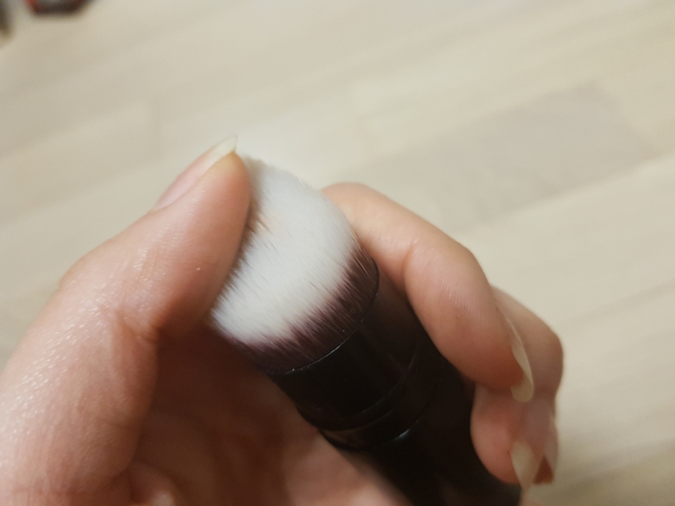 그래도 모자체는 되게 부드러워서 피부가 따갑거나 하지않아서 피부자극이 덜되서 좋아요~!
브러쉬가 그립감이 좋고 편해서 바쁠때 쓱쓱 빠르게 바르기 좋아서 아침같은때 자주 쓰게 되더라구요 ㅎㅎ