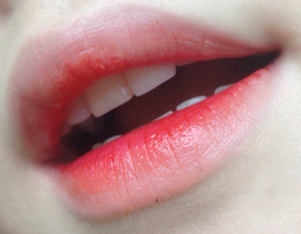 그래도 입술에 발랐을때는 예뻐요.. 두번사세요 ㅠㅠㅠㅠ 세번도 사세요 ㅠㅠㅠ 예쁘니까 😍