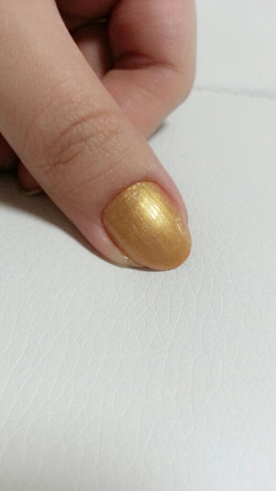 - 마음에 드는 색상이나 표현하고자하는 네일을 발라줍니당.