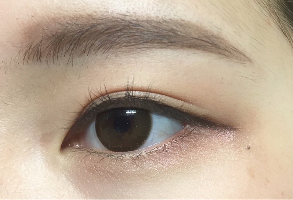 에뛰드 섀돈뎅 제품명은기억이안나네요유ㅠ
여튼 핑크?브라운? 그런거로 삼각존이랑 언더 눈앞머리전까지 잘풀어서 발라주어요🐷