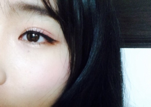 끝에서 중간방향으로 에뛰드 스윙레드 윙을 양 조절을 해가며 연하게 발라준다!! 검정 붓펜아이라이너로 라인을 그리고
