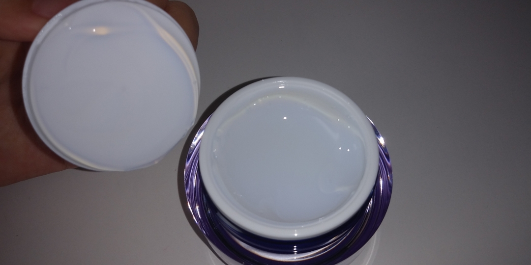 덮개를 열면 이런 반투명한?하얀색의 크림이 있어요