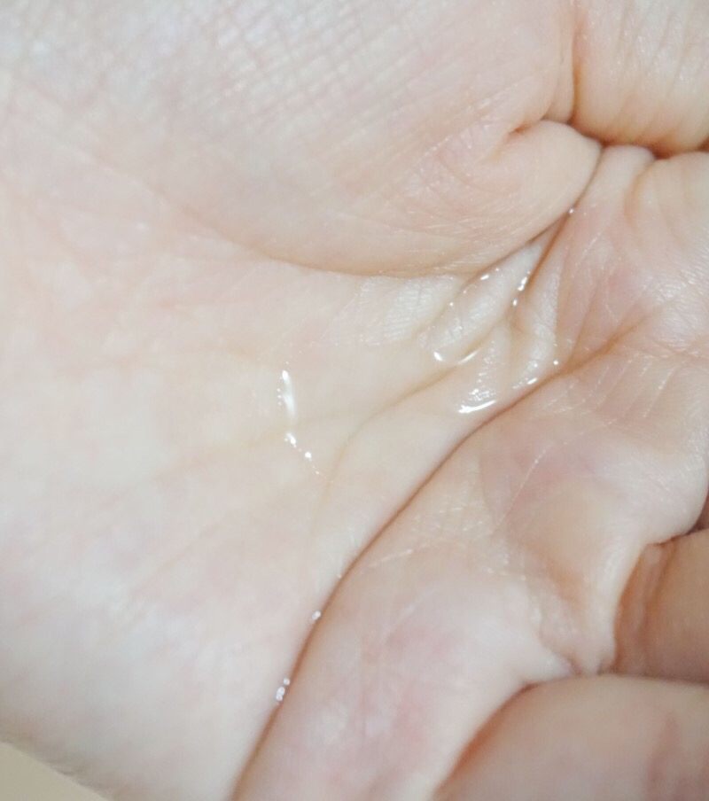 사나는 무향로,무색소,무광물유로 향도없고 색도 없는 투명한 스킨이에요
바를때 촉촉하고 거부감없이 바르기 좋아요