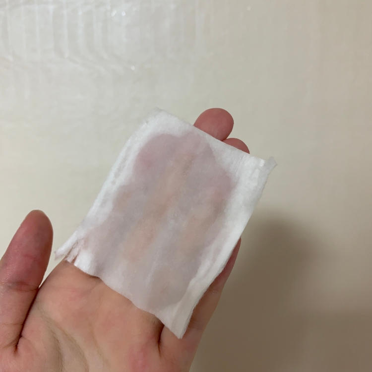 사용법에 나와있는 것처럼 화장솜에 토너를 뭍혀서 가볍게 얼굴을 닦아주고 톡톡 두드려서 사용했어요.
 그리고 냄새는 알코올 냄새같기도 했고 상큼한 냄새가 나는 것 같기도 했어요.