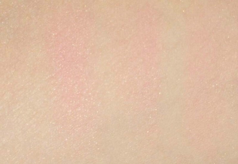 

근데 발색해보면 조금 더 여리여리하더라구요
본통은 정말 차분하고 진해보였는데
얹으면 은은하면서도 차분한 핑크색감 !
펄도 살짝 들어있어 좋았어요.
요 컬러가 베스트 1위 컬러라구하네요.