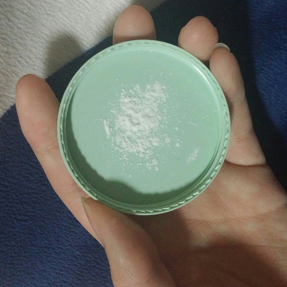 퍼프를 치우고 뚜껑에 조심스럽게 요정도 톡톡 부어줘용