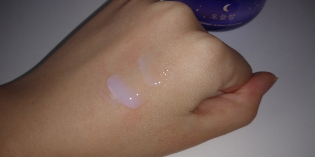 손등에 조금 발라보았습니다! 향은 괜찮더라구요
