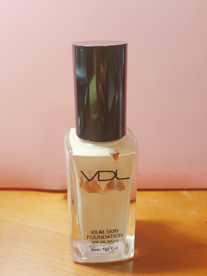 🍎vdl 리얼스킨 파운데이션 A02에요
제 첫 파데이자 인생템인데요 요아이는 핑크베이스에요
브들의 유명템인 퍼펙팅파데보다는 묽어서 촉촉한반면 커버력이 낮아요
하지만 건성분들ㅠㅠ우리 어쩔수없잖아요 매트한거 바르면 다떠서..