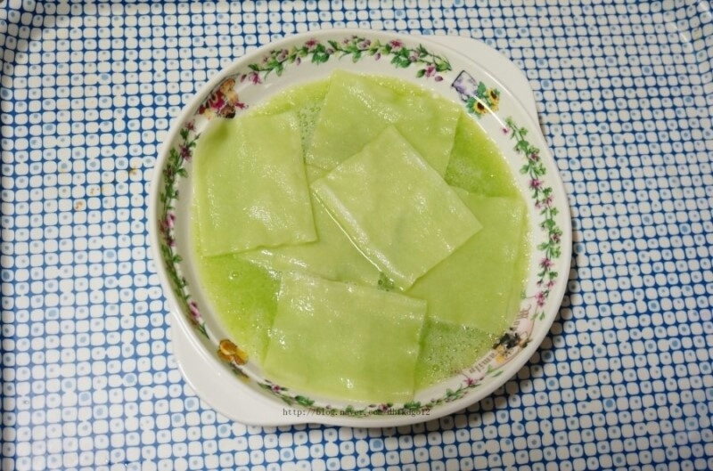 화장솜투척!
저는.이니스프리3겹솜으로 2장씩 떼어 사용해줬어요