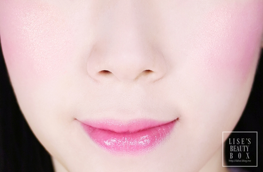 6호 윈터체리입니다. 골드 펄이 자글자글한 체리컬러에요.
스킨푸드 네이밍을 진짜 잘하는 것 같아요 ! 그냥 발색 보면 왜 윈터 체리인지 알겠음
흰끼 돌지 않는 진한 핑크 블러쉬에 골드 하이라이터를 더한 느낌이에요.

오늘도 글 읽어 주셔서 감사합니다♥︎