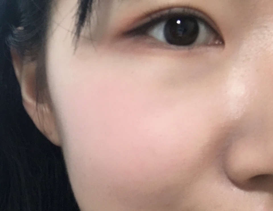 조명 없이 촬영한 사진이에요! 확실히 조명이 색감을 많이 날리긴 하네요ㅠㅠ

3번 발색하면 이렇게 생각보다는 진하게 색감이 나와요! 저는 그래서 데일리로는 1~2번 정도 브러쉬로 발색해줍니다!