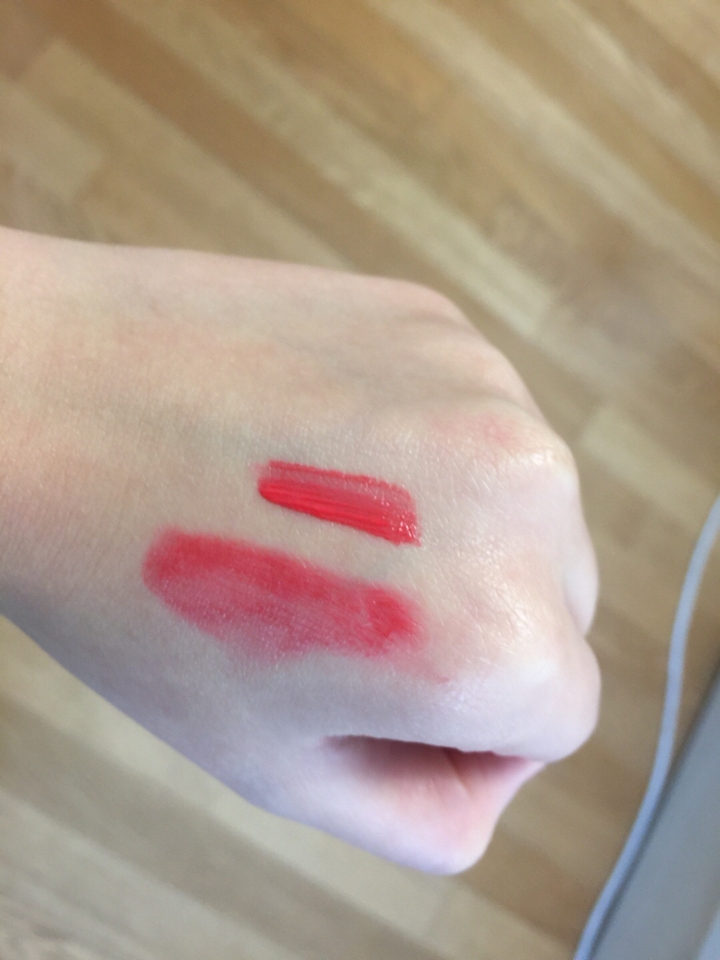 제형은 묽은 루즈? 촉촉한 느낌이에요! 
발색은 한 번만으로도 쨍하게 나오는 편이에요. 위에는 한 번 발랐을 때, 아래는 블렌딩 했을 때예요:) 이제 입술에 얹어볼까요!