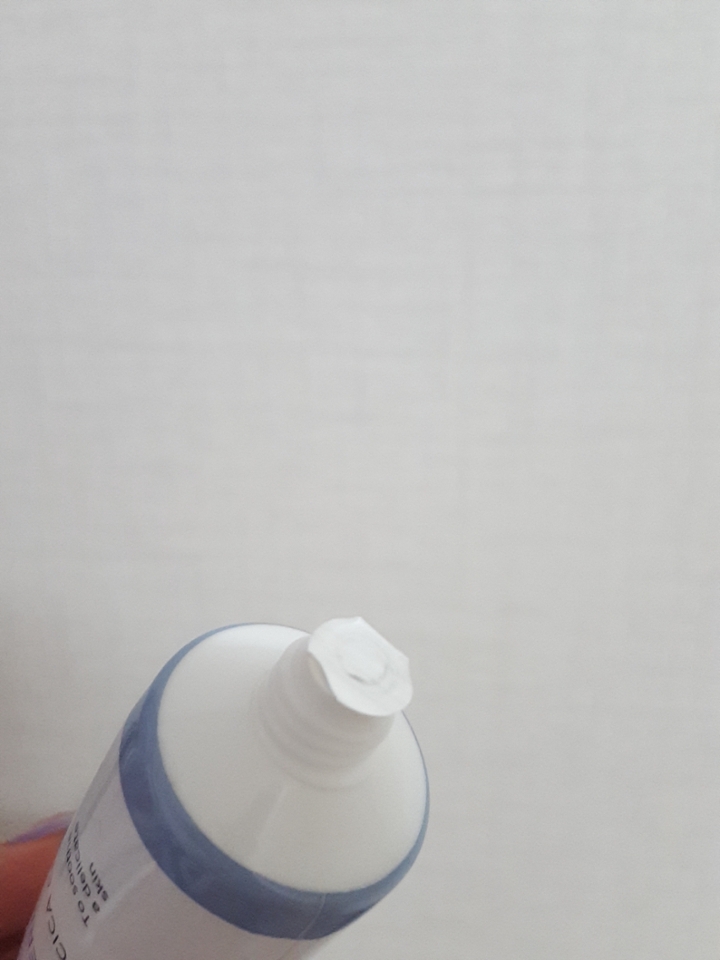 사용하기전 위생적이게 씰로 막혀 있어서 좋았어요 
튜브형태는 항상 사용하기전에 의약품 바르는것 같아요 ㅋㅋ