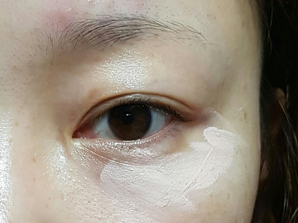 핑크 색감 보이시죠~~
눈덩이에도 바르면 좋다고하네요.