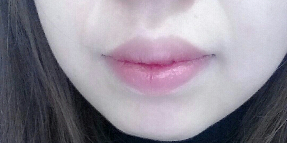 아이소이립밤 사용하고나서는 립밤을 바르고 자지 않았고,

그냥 출근 전에 바르고,
시간차를 살짝두고 립스틱을 따로 바르거나,
아님 그냥 아이소이립밤만 사용하고 눈화장만 좀 신경쓰거나 그랬어요

사실 입술이 두꺼워서 립화장은 튀지않게 하는편이거든요

