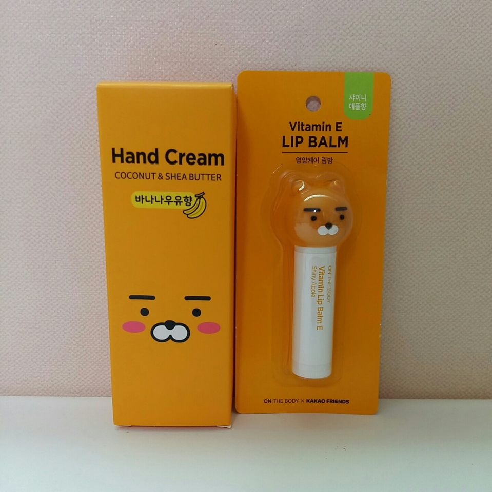 ( 가격 : 7900원 , 용량 : 50ml )
짜잔 !
사실 샀다기 보다 엄마가 사놨더라구요 제가 좋아하는거라고 ㅜㅜ
하 ㅠㅠㅠ 감동의 쓰나미 ㅠㅠㅠ
오일틴트랑 다른 종류도 있었는데 제가 싫어하는 것 빼고 사와서 더 깜짝놀랐어요 정말 😢