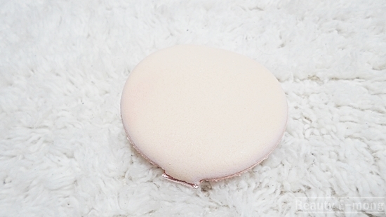 사진으로만 보면 이게 무슨 재질인지 잘 모르겠지만 만져보면 다들 아실 만한 소재 ?
약간 코딩 되어있는 듯한 고무 느낌인데 제품흡수량도 적고 얇게 도장 찍듯이 발려서 좋더라구요 !