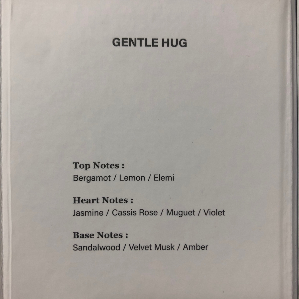 이제 향기 구성을 살펴볼게요!

⭕️Top Notes(탑노트) : 베르가못, 레몬, 엘레미
⭕️Heart Notes (하트 노트) : 자스민, 클래식 로즈, 뮤게(은방울꽃), 바이올렛
⭕️Base Notes(베이스 노트) : 샌달우드, 벨벳 머스크, 앰버

핸드크림과 향기 구성은 똑같네요!

우디 계열을 선택하면서 제일 걱정했던 점은 
“너무 무겁지 않을까?” 였어요.

그런데 오히려 뿌리자마자 산뜻한 향이 나고, 무겁다는 느낌은 안들었어요!
시간이 지나면서 점점 포근한 우디향으로 바뀌더라구요☺️

텁텁하고 무거운 느낌이 아니라, 포근한 느낌의 우디향이라는 점이 아주 마음에 들었어요👏🏼👏🏼

지속력도 생각보다 좋았어요! 
아침 9시에 뿌렸는데 저녁이 다되도록 향기가 남아있었어요.
퍼퓸의 지속시간은 7~8시간 이라고 하는데, 딱 그만큼 지속되었던거 같네요😉 
평소에 지속력 신경쓰는 편인데도 굉장히 만족스러웠어요!!