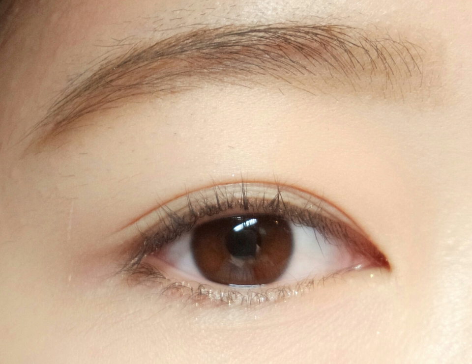 섀도우바르기전에뷰러로먼저손눈썹을올려주세요!
(저는섀도우바르고뷰러하면뷰러에다묻어서ㅠ)
🍑다이소2000원뷰러