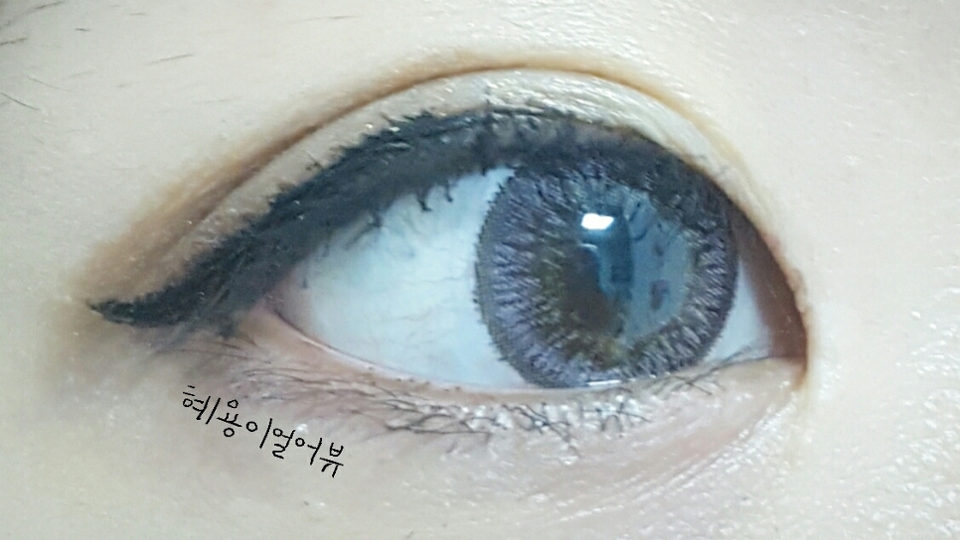 화장을 하고...♡
집에서 찍은 사진인데 조명이 달라져서,~😘
색감이 달라졌죠?!<3