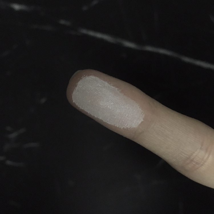 입자가 매우 고와서 주름 사이서이를 잘 매꿔주더라구요!



집에 있던 팩트와 비교해보니 그건 살짝 뭉침이 있었는데 이제품은 뭉침없이 고르게 발렸어요!