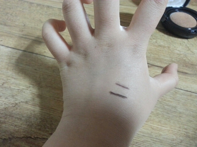 그리고 매직 스노우 쿠션하면 바로 커버력 아니겠어요? 호호 바로 커버력 테스트를 해봅시다 !!!

아 그리고 ! 첫번째는 더페이스샵 젤 라이너 (02호 엣지 브라운)
두번째는 토니모리 러블리 아이브로우 (흑갈색) 이에요 !