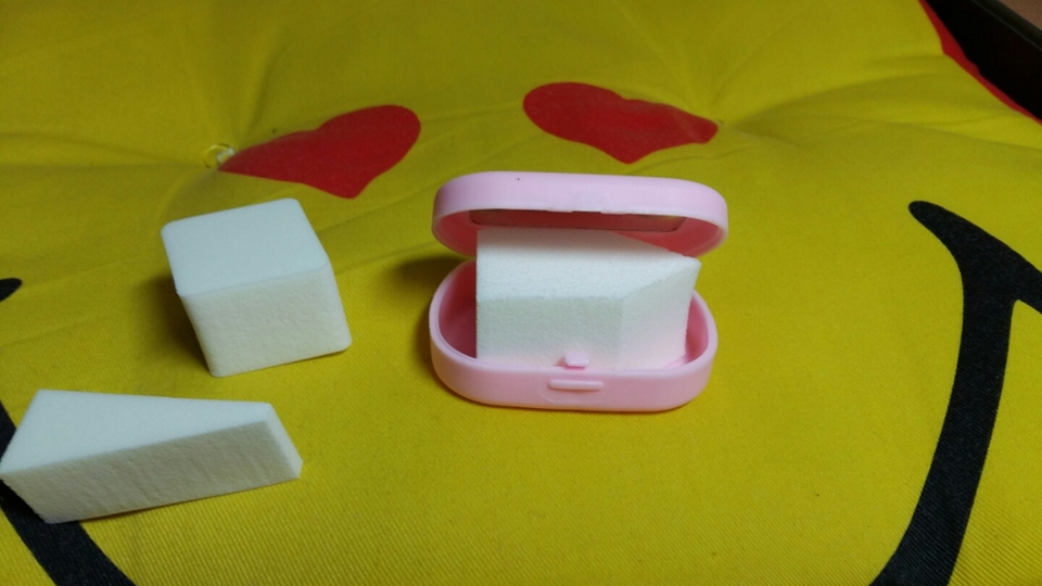 먼저 첫번째 사용방법!
휴대용으로 스펀지를 큰 케이스 안에 넣고다니는 것입니다. 이런식으로 사용하신다면 스펀지를 보다 위생적으로 사용이가능하고 들고다니기도 훨씬 편리하답니다!😀