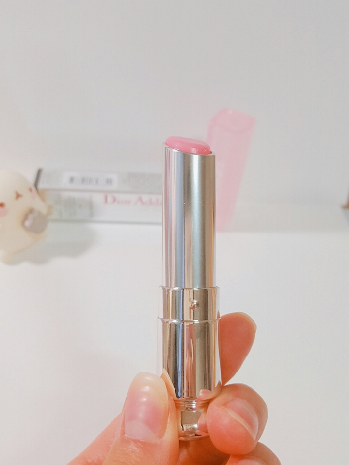 돌려서 쓰는 타입의 립 글루즈입니다