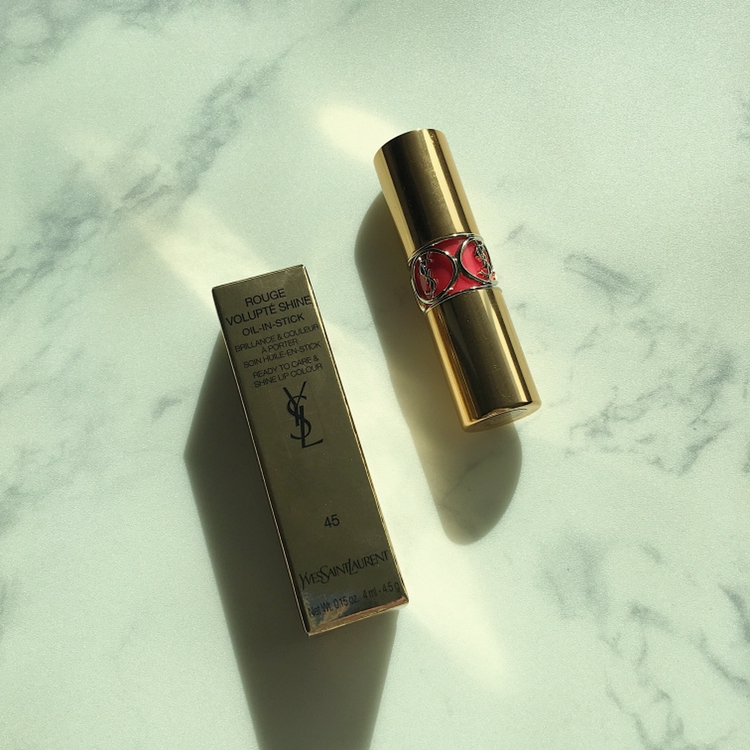 요즘 또 핫한!!! 

입생로랑의 루쥬 볼립떼 샤인 제품이에요!!



저는 그 중에서도 45호 컬러를 선택했어요ㅎㅎ