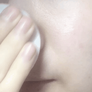 이 패드는 모공, 각질 케어를 돕는 역할을 해요!
그래서 저는 피지나 모공이 도드라지는 부위를 좀 더 꼼꼼하게 닦아내며 사용하고 있는데요. 특히, 콧등과 코 주변 부분은 엠보면을 피부에 대고 둥글둥글 굴리듯이 해서 더 꼼꼼하게 한번 더 닦아내주고 있어요★
 전체적으로 패드로 피부결을 정돈하고 수분을 채워준 다음에 이 단계를 실천하고 있죠!