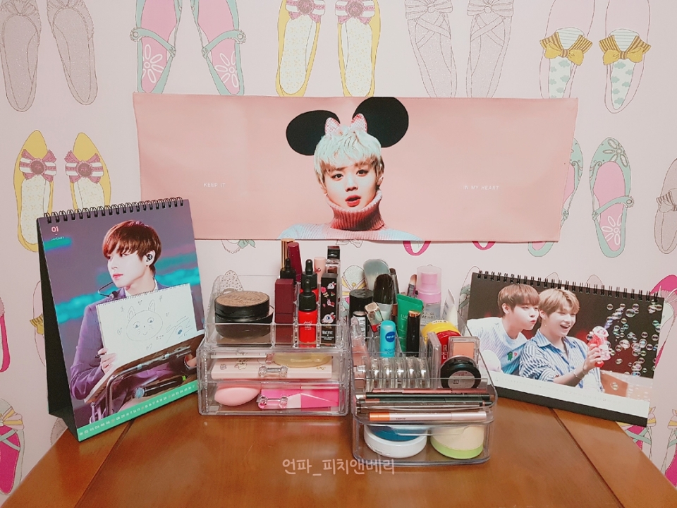 이렇게 깔끔하게 정리해두니깐 너무너무 보기가 좋았어요💕💕
물건 찾기도 훨씬!! 쉬웠구요~~~+
우리 예뿐 ... 윙깅이랑 ㅎㅎ 드뎌 화장대두 예뻐지내요ㅋㅋㅋㅋㅋㅋㅋㅋㅋ
앞으로도 이렇게 깔끔하게 정리해서 유지하려구용 !!!!