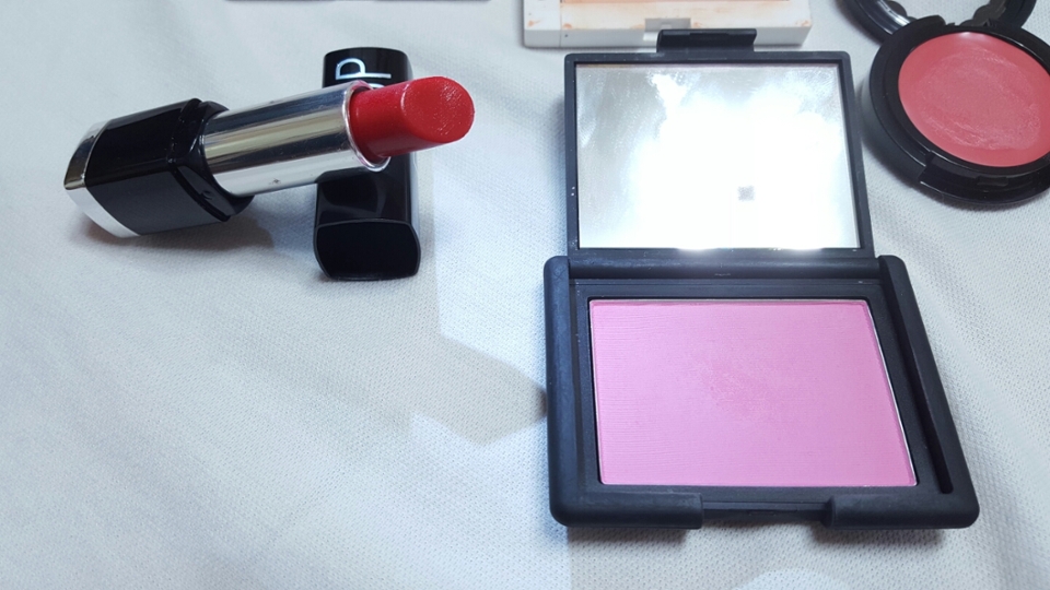 요건 케이스만 봐도 다 아실듯한 나스 블러셔고요,
색상명은 디자이어,

옆의 립스틱은 메이크업 포에버 루즈아티스트내추럴,
색상명은 N45네요 ㅎㅎ

그럼 지금부터 상세 손목발색 보실게요!!