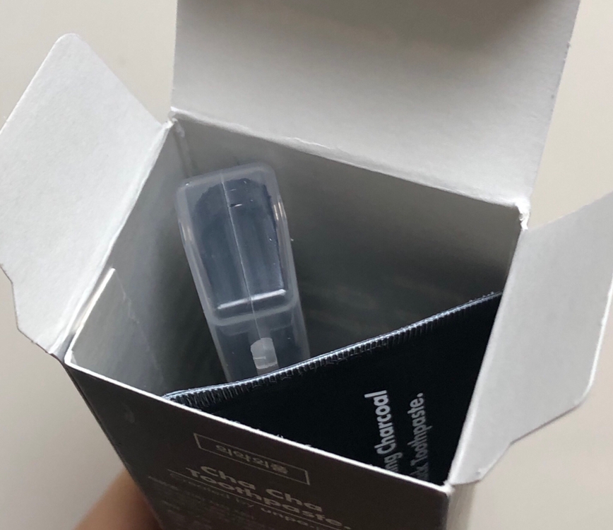 치약 상자 안에 치약과 칫솔이 모두 들어가서 휴대하기 너무 편해요! 칫솔모 보호캡 덕분에 비위생적이지 않은 것 같아서 좋구요, 이 상태로 독서실에 두고 사용하고 있어요 ㅎㅎ