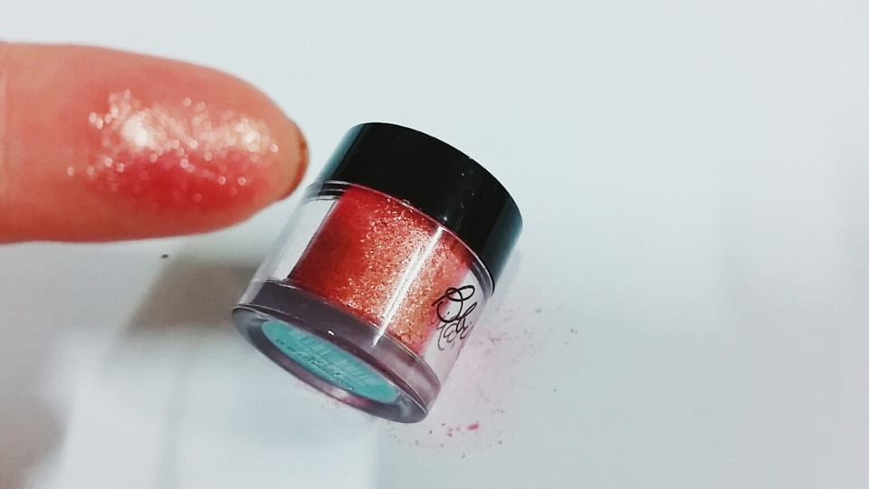 이번에 새로 나온 칵테일피아노입니다. 개인적인생각으로 잇츠스킨의 스파클링섀도우 4호트렌디피치와 굉장히 닮은 색깔인데 칵테일피아노가 더 형광분홍베이스를 많이 가지고있어서 더 영롱한거같아요. 금색펄이 콕콕박혀있어서 애굣살/눈앞머리에 제격이죠😚