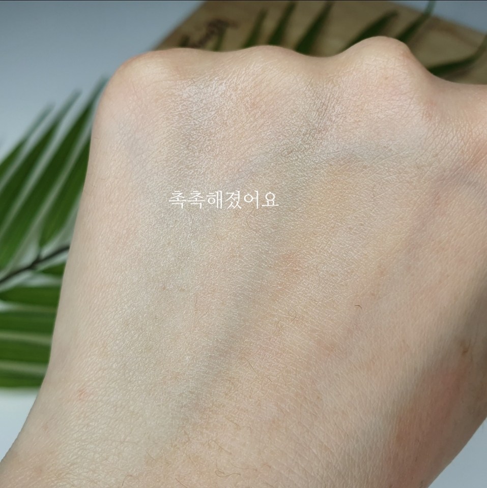 


금세 스며들어서 손등이 촉촉~
뭔가 자주 손이갈 것 같은 좋은 느낌이다!
아이크림치곤 약간 산뜻하고 부드러운 
연고같았어요, 뻑뻑함 없습니다 ㅎㅎㅎ


