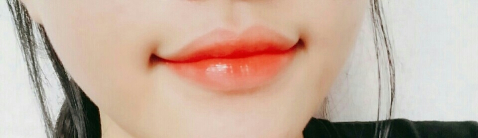 많은분을 뵙는자리이기도하고 가을이라 차분한립은어떨까하고 생각하던중 가족끼리만나는날 많이웃는날 생기있는립이좋을것같아서 너무진하지않게 틴트를발라주고 위에 바세린을얹어주었습니다 ! ( 토니모리 립톤겟잇틴트 레드핫 8000냥 )