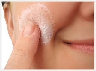 많은 분들이 세안을 할때 벅벅 문지르거나 신경쓴다고

피부결방향대로 세안하는 경우가 있는데 이렇게 하면 피부에

자극이 많이 되고 또 피부결방향대로 클렌징을 하면 오히려 깨끗하게

메이크업을 지워낼 수 없으니 피부결 반대방향으로 부드럽게

문질러주면서 꼼꼼하게 세안하는 것이 좋습니다.

