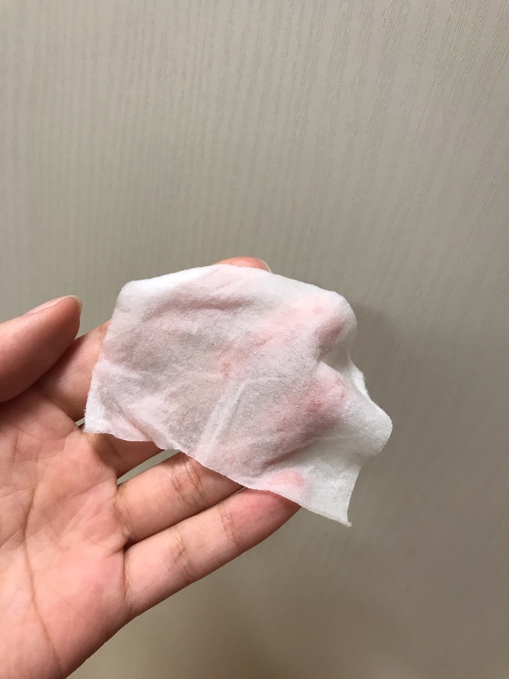 닦아냈더니 먼지가..ㅋㅋㅋㅋㅋㅋㅋ
사진상으로는 잘 안보이는데 실제로는 피지,기름이 묻어나와서 약간 노르스름한 색도 군데군데 있었습니다 ㅠㅠ
