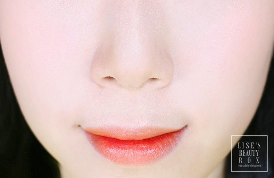 4호 애프리콧이에요.
가장 무난하게 사용하기 좋을 것 같은 살구색 !
볼에 발색하면 되게 자연스러워요.
내추럴한 메이크업 하고, 살짝 생기만 주고 싶을 때 사용하면 좋은 컬러 !