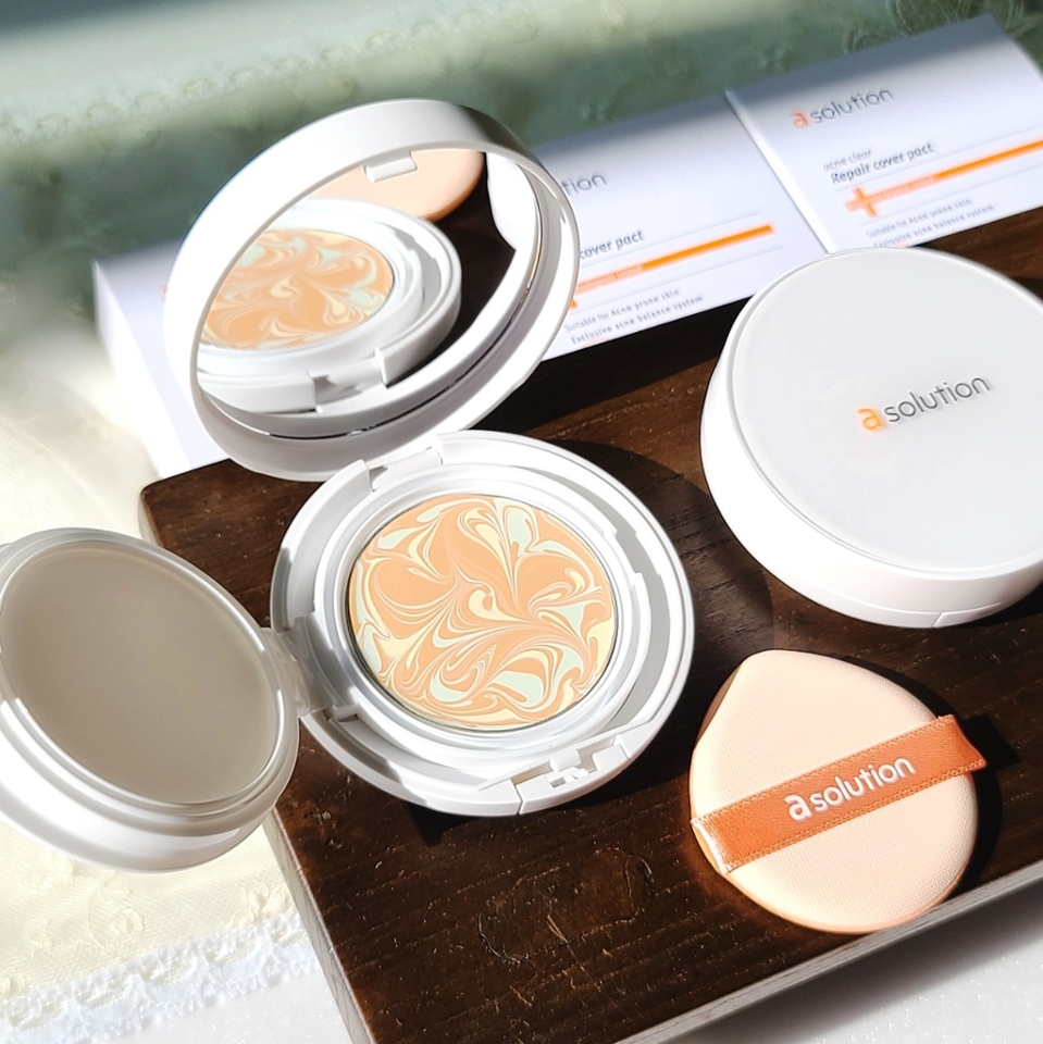 에이솔루션이 국내 최초 여드름 브랜드라고 하더라구요

​

그만큼 요번에 만나본 아크네커버팩트도 트러블 피부가 사용해도 부담 없이 편안하면서 커버력이 우수했던 제품:)

​

피부가 뒤집어졌을 땐 뭐니뭐니 해도 보습이 중요한데, 에이솔루션 아크네커버팩트는 리페어 에센스 70% 함유로 촉촉하니 청량감 있는 케어를 할 수 있어 특히 좋았어요

