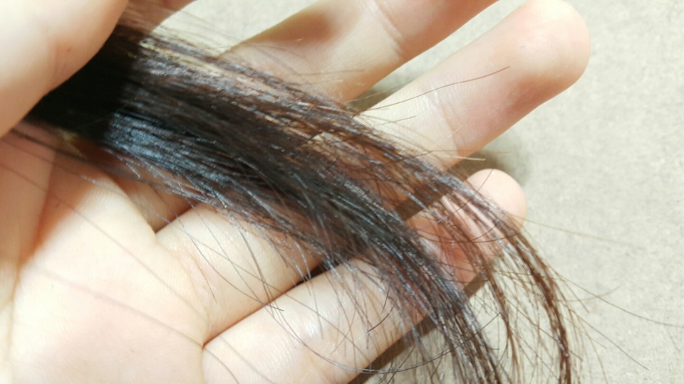 첫 번째로, 푸석푸석한 머리 끝에 헤어에센스 대신 사용 가능해요:)
저는 여름에는 산뜻한 젤 타입 헤어에센스가 좋아서 수딩젤 바르면 산뜻하고 괜찮더라구요:)