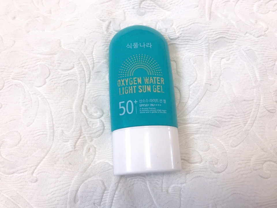 날씨가 더워지면서 선크림, 선스틱 
리뷰가 많아졌는데요

저도 제가 잘 사용하고 있는 선 젤 리뷰를 들고왔어요

제가 원래 T사 선크림을 몇년동안 쭉
사용해왔는데요!

SPF 지수가 낮은걸 사용하고 있었어요

그때는 SPF 지수가 뭔지도 몰랐던때고
그냥 선크림 아침에 한번 발랐으면 됐지 했던때에요

저는 화장하면 안되는 직장에 다녔어서
백탁있는 선크림이 
저의 그냥 데일리 화장이었던 시절이었어요😁

 
