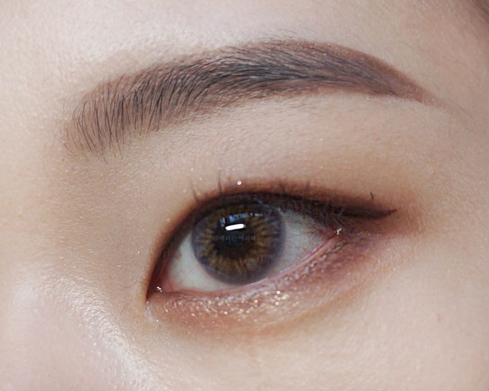  속눈썹 라인에 맞춰 초콜릭색 섀도우를 눈뜨면 보일정도로 연하게 발라주세요
