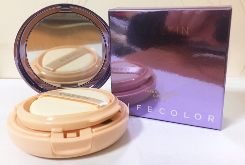 케이스는 보라색이네요 무채색 케이스를 많이 봤는데 보라빛 유광케이스를 만나니 눈에 확 띄네요 케이스부터 개성넘치는 디자인이에요
평소에 사용하던 쿠션에 비해 얇아서 휴대하고 다니기 좋을 거 같아요